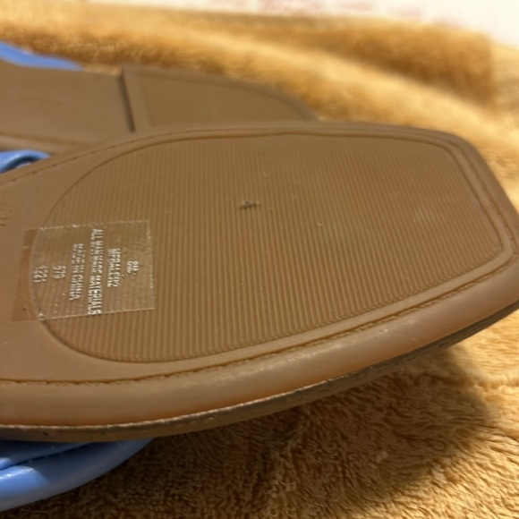 NWT, Marc Fisher designed elegant flip flop sandals. SKY BLUE leather, size 8M. - Picture 5 of 11
